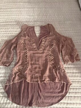 gimmicks by BKE Dusty Rose Cold-Shoulder Peasant Tunic